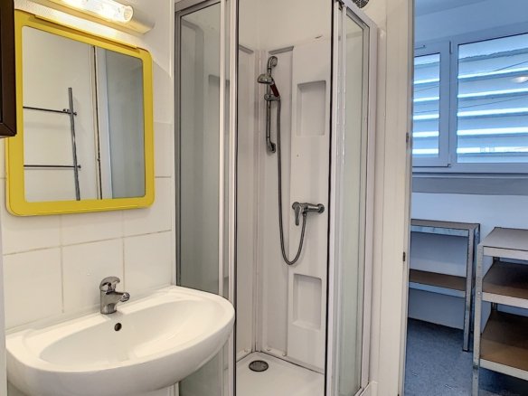 HYPER CENTRE : TRÈS BEL APPARTEMENT DEUX CHAMBRES AVEC VUE DÉGAGÉE