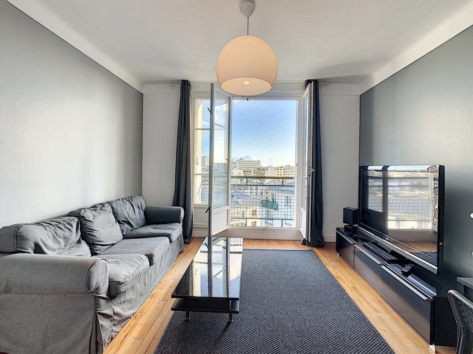 HYPER CENTRE : TRÈS BEL APPARTEMENT DEUX CHAMBRES AVEC VUE DÉGAGÉE