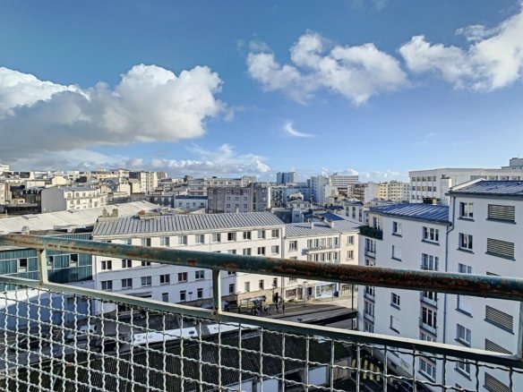 HYPER CENTRE : TRÈS BEL APPARTEMENT DEUX CHAMBRES AVEC VUE DÉGAGÉE