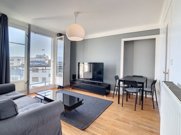 HYPER CENTRE : TRÈS BEL APPARTEMENT DEUX CHAMBRES AVEC VUE DÉGAGÉE