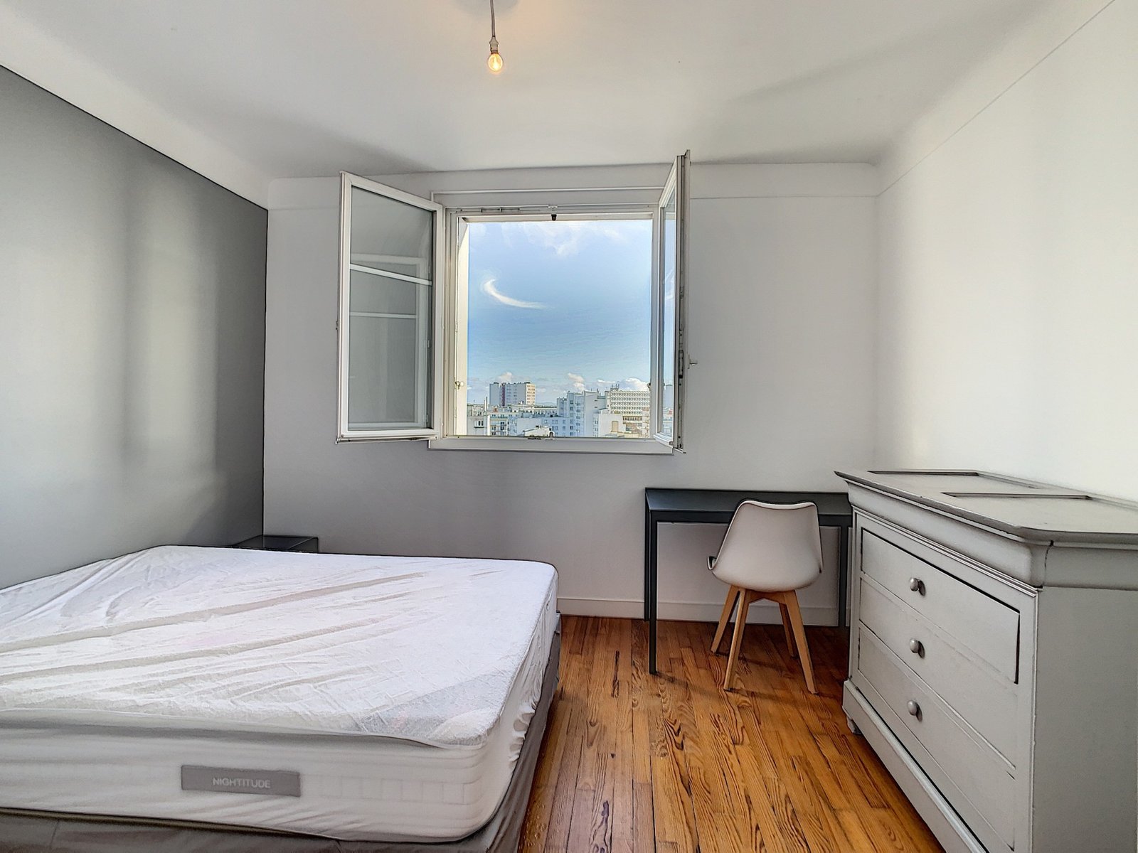 HYPER CENTRE : TRÈS BEL APPARTEMENT DEUX CHAMBRES AVEC VUE DÉGAGÉE