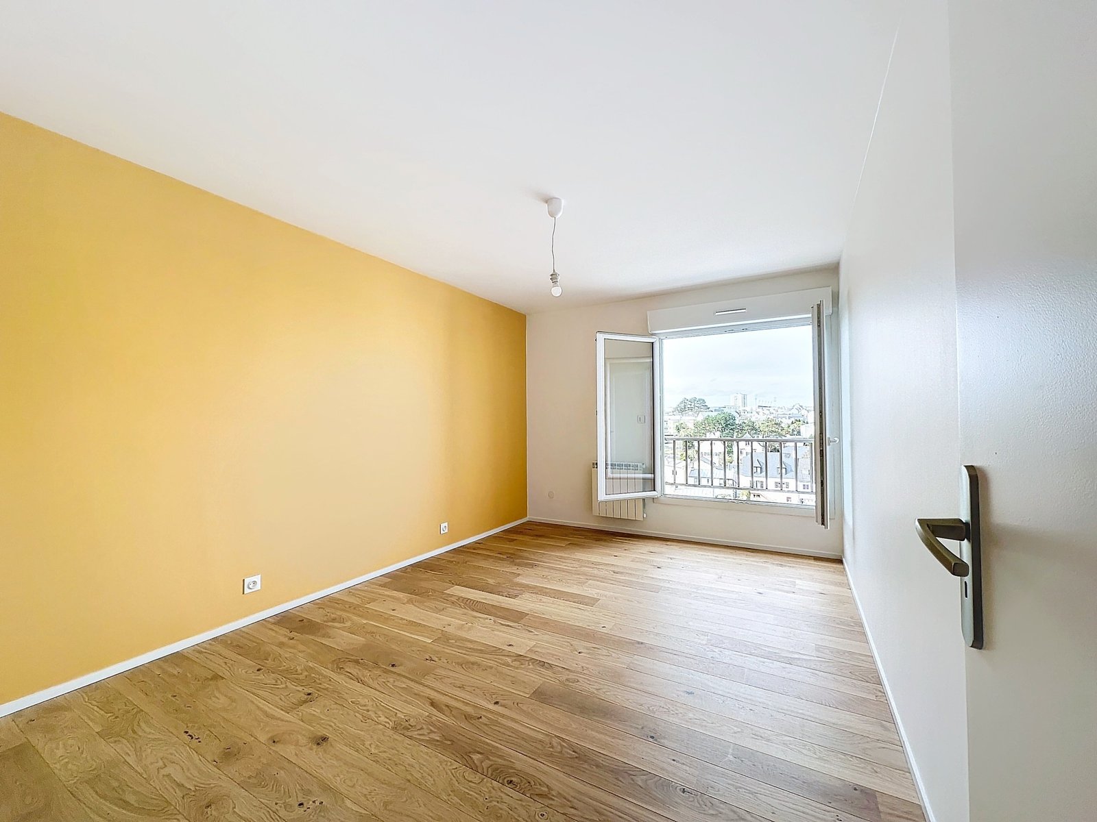 SAINT-MARC : DERNIER ÉTAGE AVEC UNE SUPERBE VUE MER, TRÈS BEL APPARTEMENT T4 RÉNOVÉ AVEC BALCON ET PARKING