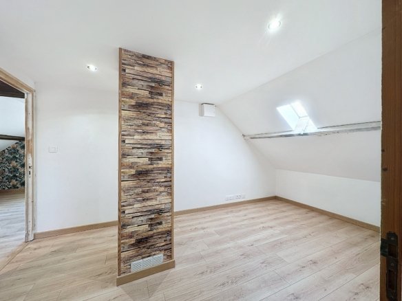 LESNEVEN : jolie maison avec 4 chambres, sous-sol complet et jardin