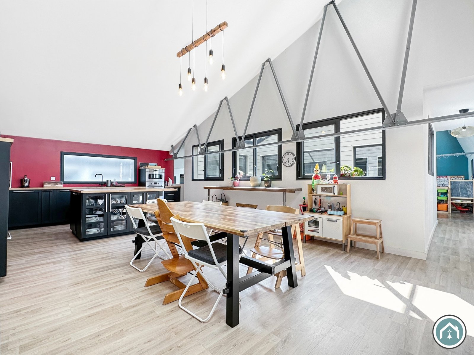 BREST : au calme, superbe loft de 285m² avec 4 chambres, garage et patio