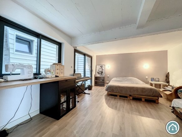 BREST : au calme, superbe loft de 285m² avec 4 chambres, garage et patio
