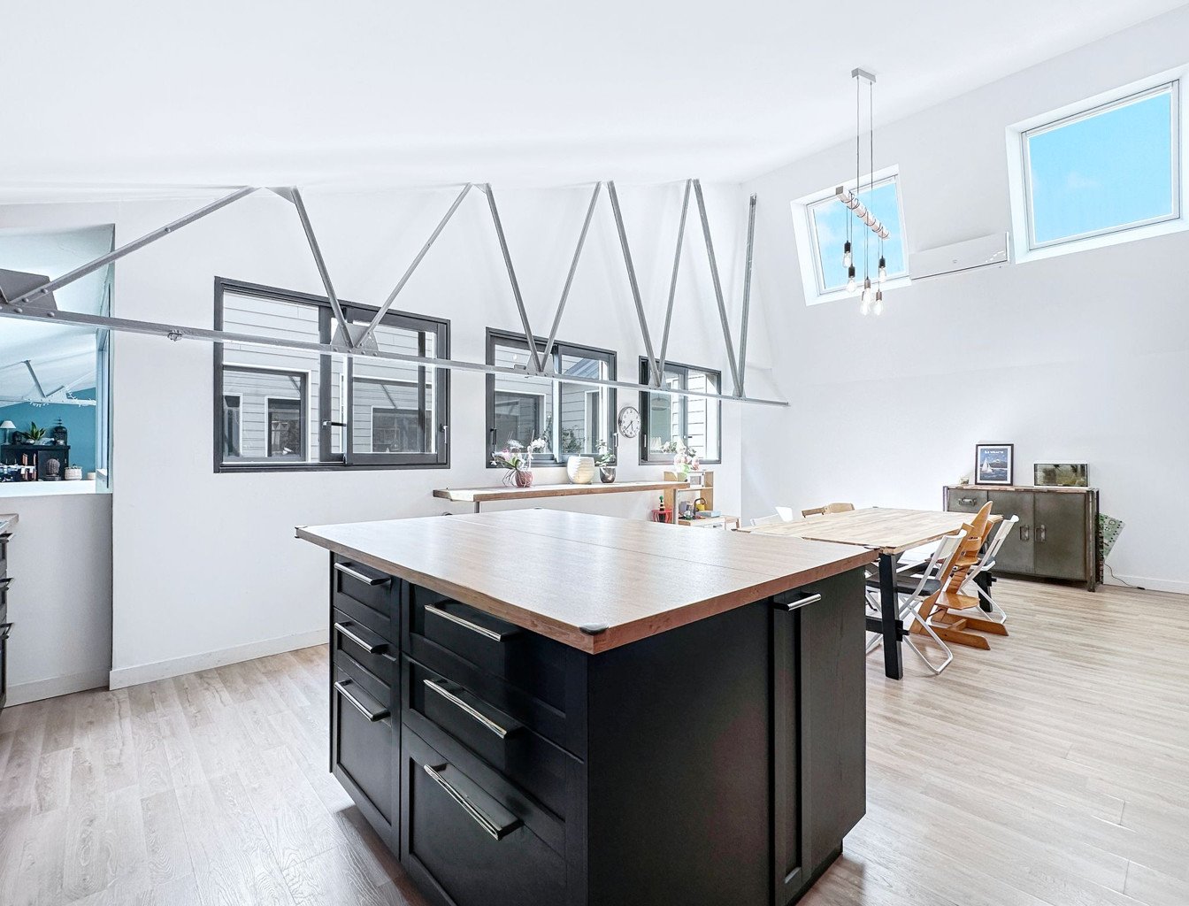 BREST : au calme, superbe loft de 285m² avec 4 chambres, garage et patio