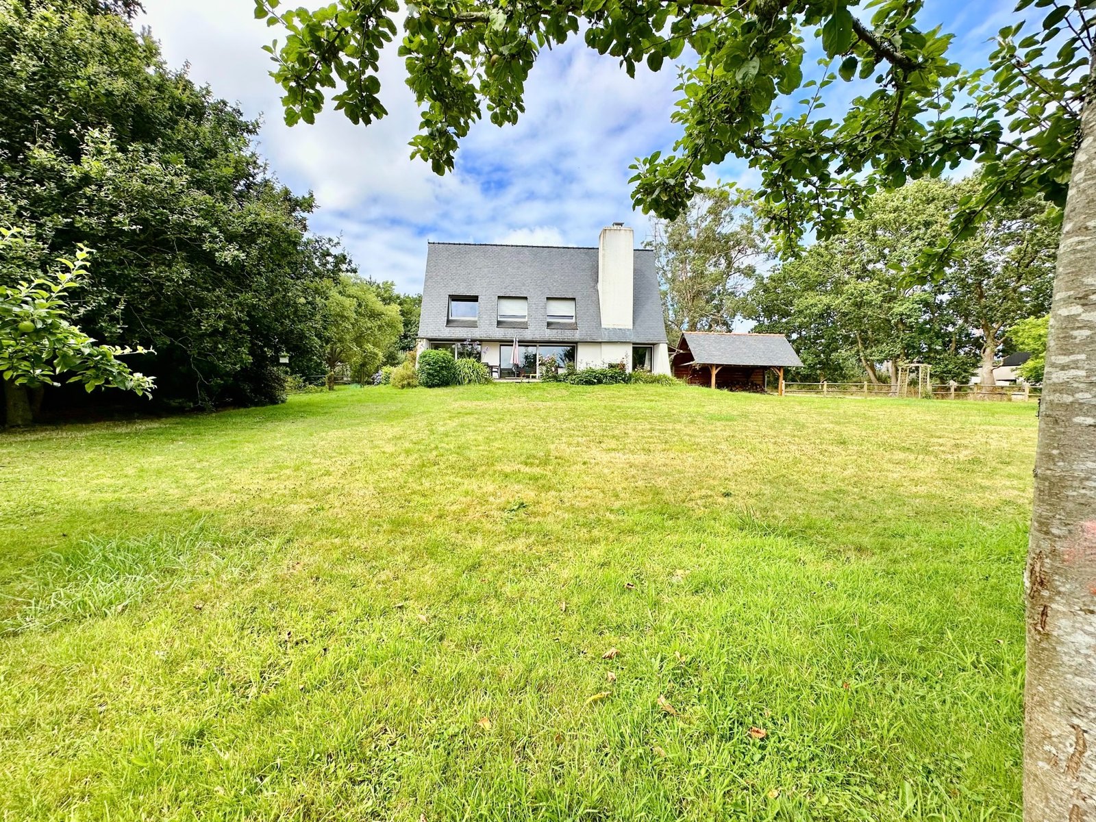 BOHARS : superbe propriété avec demeure 5 chambres, terrasse, sous-sol et 2000m² de terrain