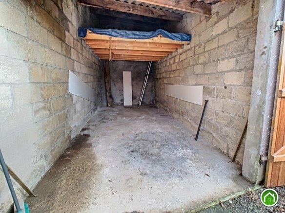 BREST : GRAND GARAGE FERMÉ AVEC MEZZANINE EN RETRAIT DE LA RUE