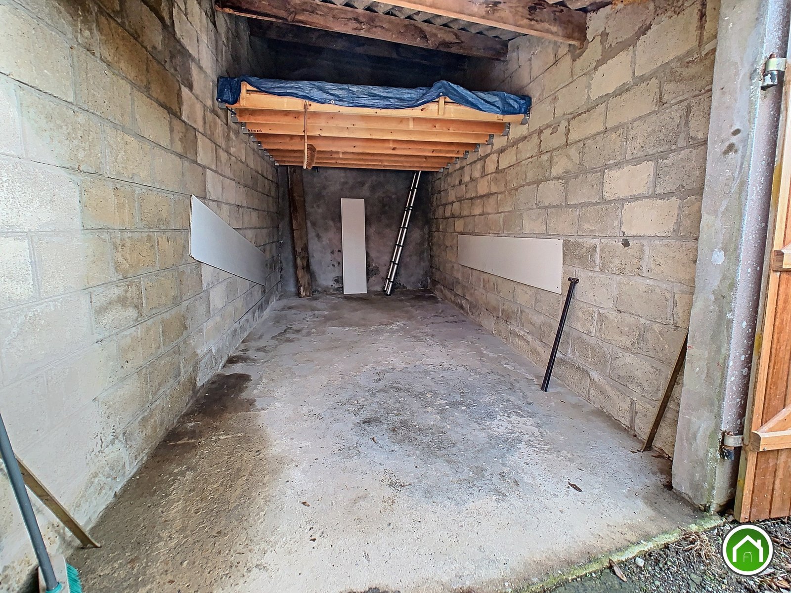 BREST : GRAND GARAGE FERMÉ AVEC MEZZANINE EN RETRAIT DE LA RUE