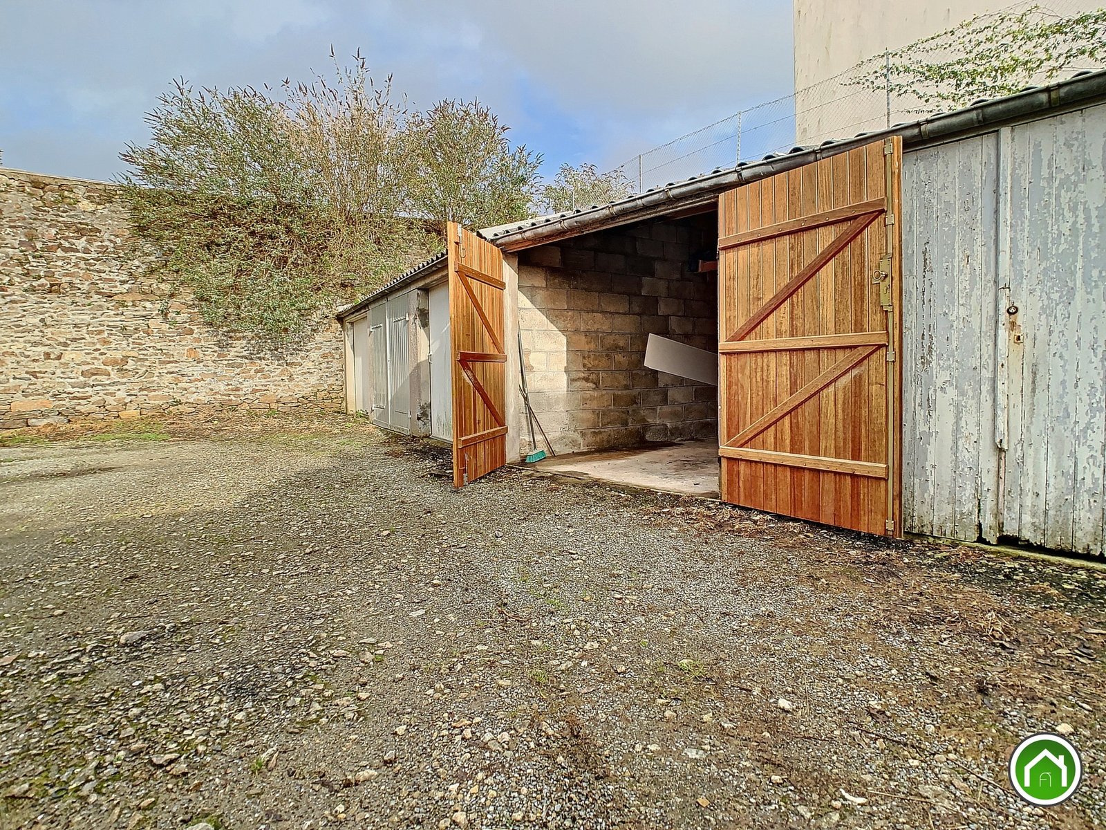BREST : GRAND GARAGE FERMÉ AVEC MEZZANINE EN RETRAIT DE LA RUE