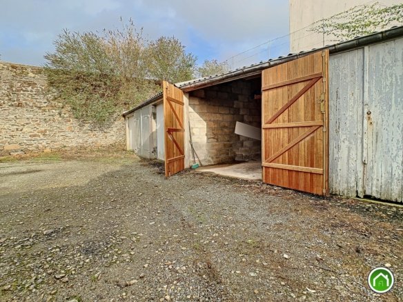 BREST : GRAND GARAGE FERMÉ AVEC MEZZANINE EN RETRAIT DE LA RUE