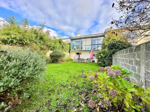 BREST : bien placée, ravissante maison cosy avec garage et jardin clos