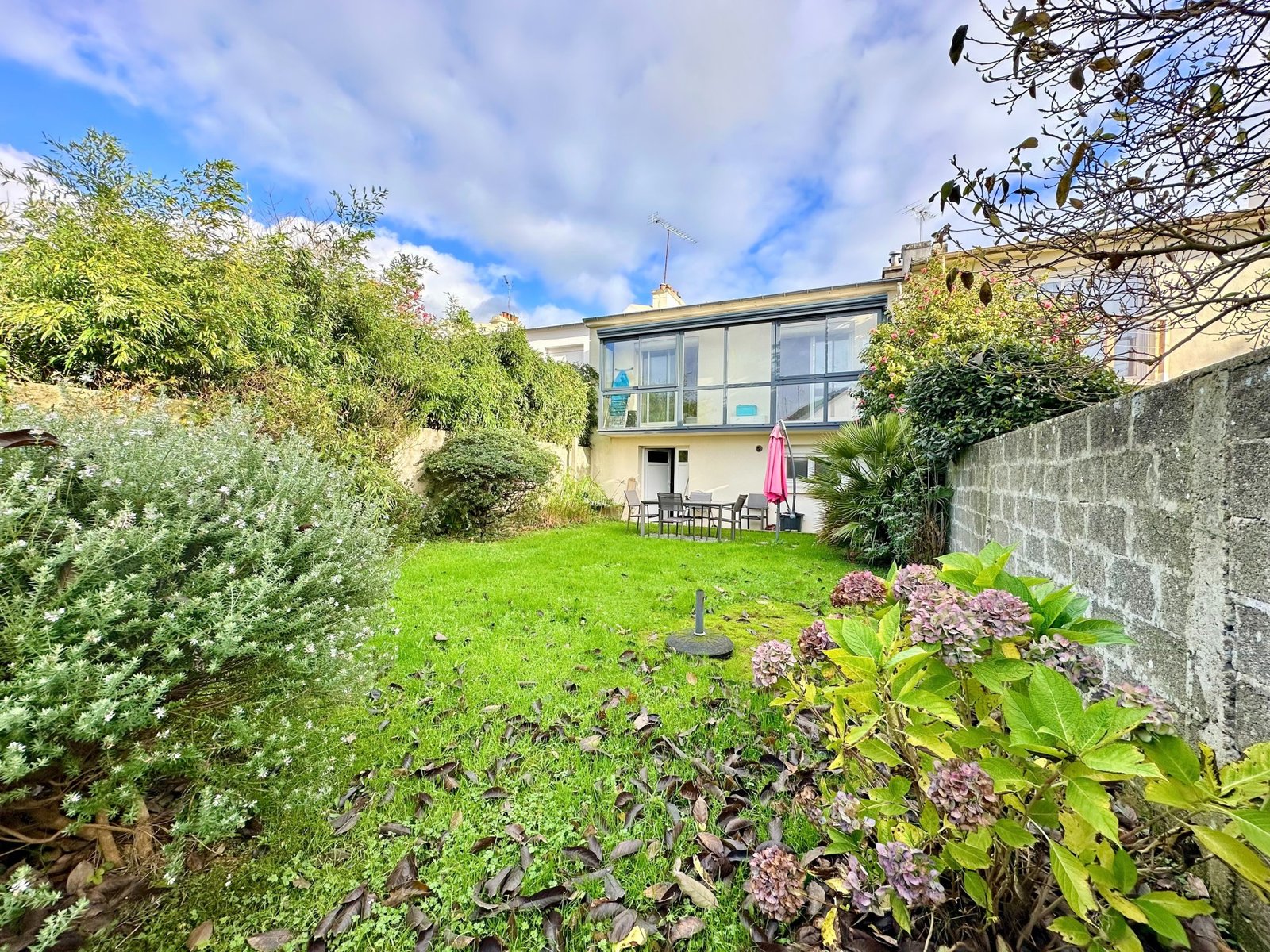 BREST : bien placée, ravissante maison cosy avec garage et jardin clos