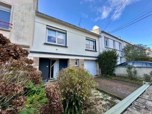 BREST : bien placée, ravissante maison cosy avec garage et jardin clos