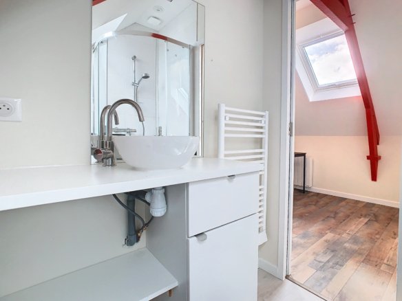 PONT-DE-BUIS : Agréable studio rénové en dernier étage