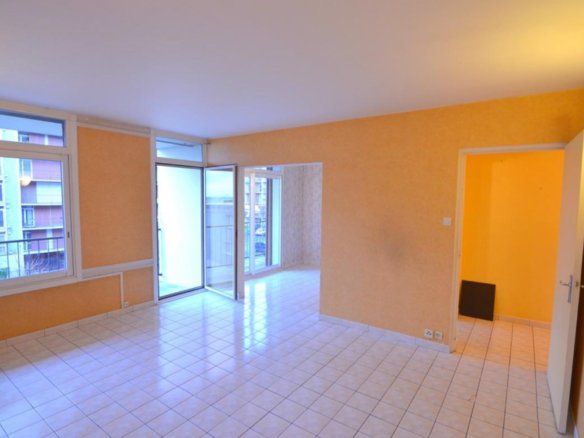 BREST : bien placé et avec vue mer, appartement T4 avec balcons a rénover