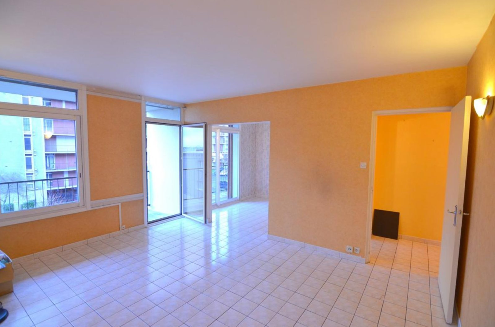 BREST : bien placé et avec vue mer, appartement T4 avec balcons a rénover