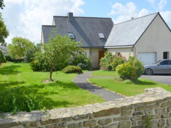 PLOUEDERN: jolie maison de 1997 160m² avec grand terrain