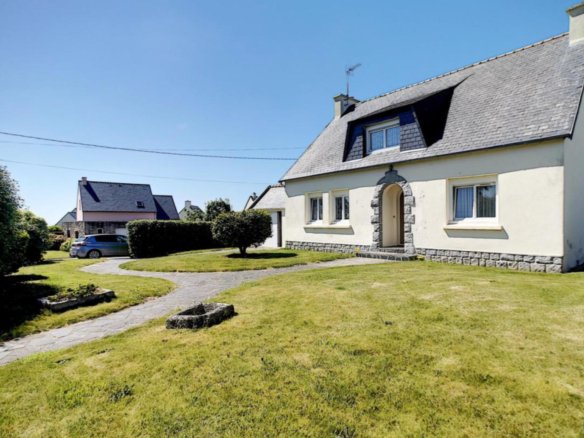 PLOUDALMEZEAU : Belle maison T7 avec double séjour, 5 chambres, dépendance