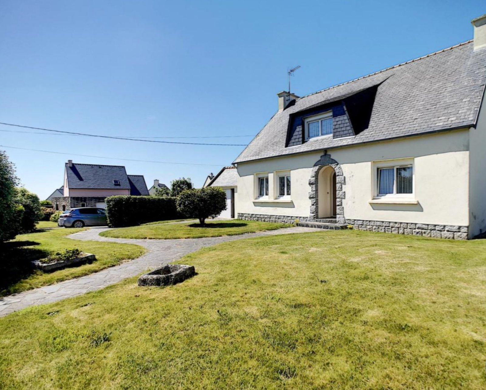 PLOUDALMEZEAU : Belle maison T7 avec double séjour, 5 chambres, dépendance