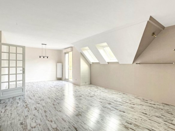 STANGALAR : en dernier étage, très bel appartement de 90m² avec terrasse, vue verdoyante, garage et place de parking privative 250000.00 EUR