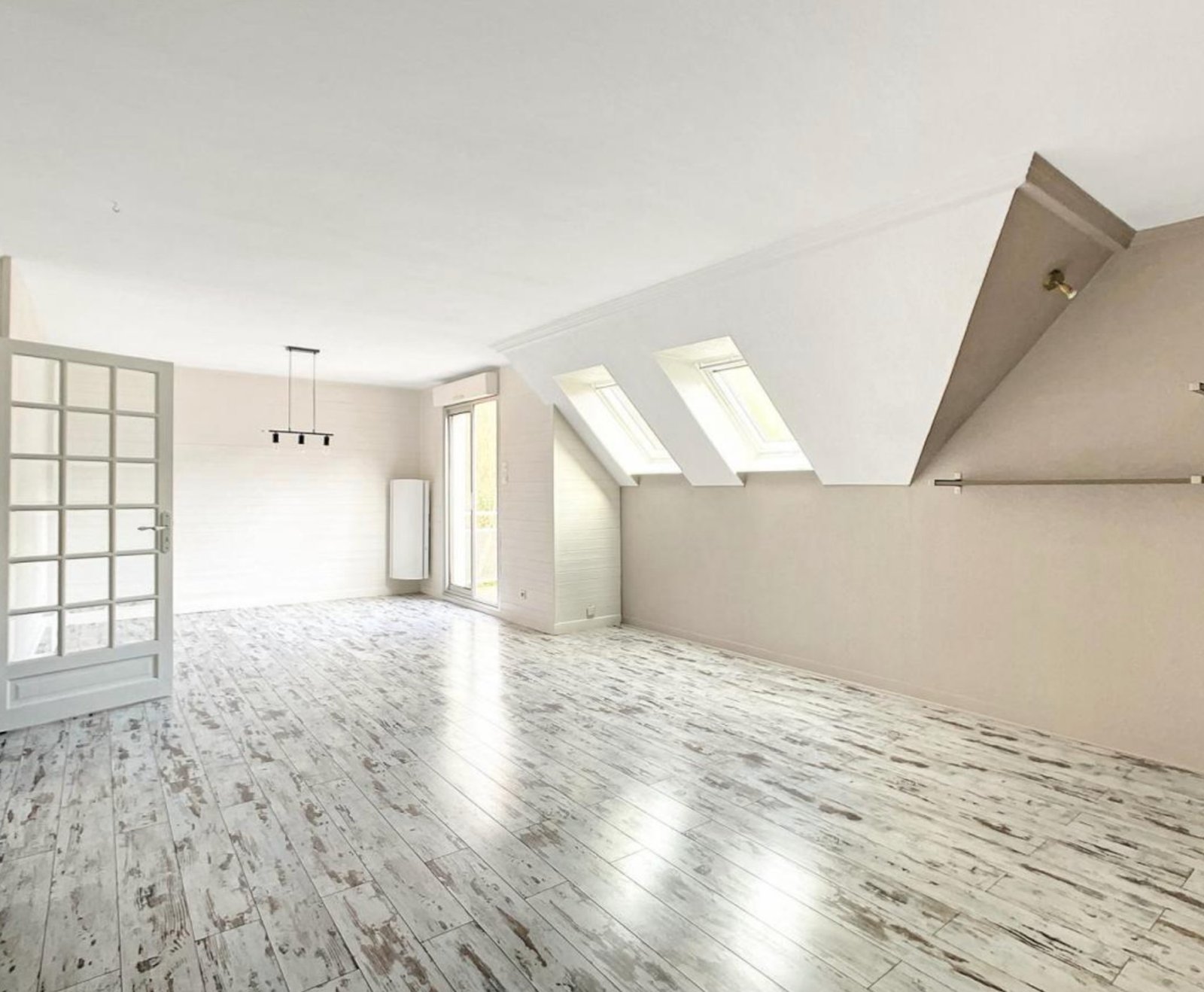 c4221-b2505666-r6162-49307-0.jpg STANGALAR : en dernier étage, très bel appartement de 90m² avec terrasse, vue verdoyante, garage et place de parking privative 250000.00 EUR