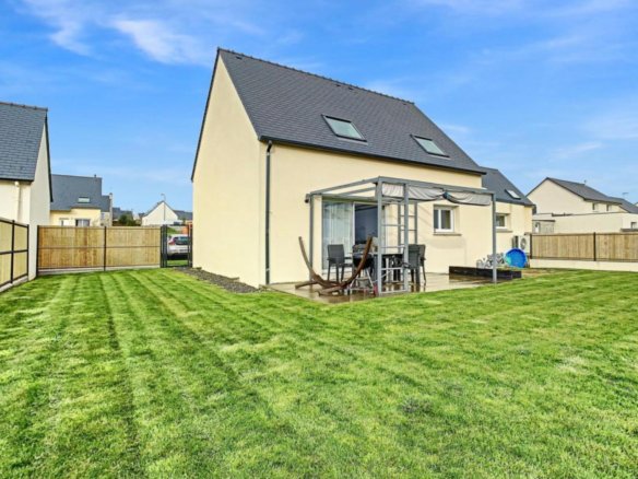 PLOUMOGUER : Jolie maison contemporaine de 2018 avec double séjour, 3 chambres et jardin clos