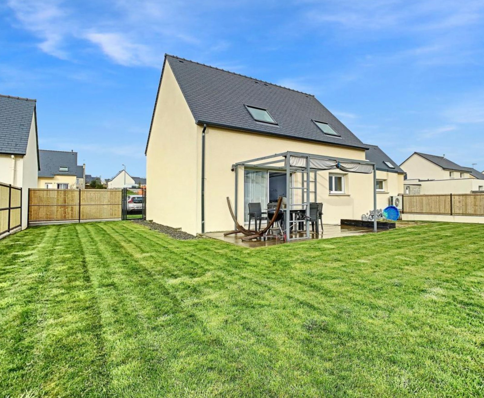 c4221-b2505667-r2938-49156-0.jpg PLOUMOGUER : Jolie maison contemporaine de 2018 avec double séjour, 3 chambres et jardin clos