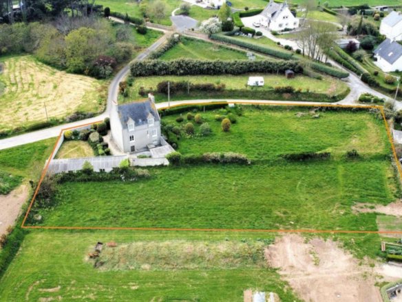 PLOUGUERNEAU : proche mer, jolie propriété avec batisse 5 chambres à rénover, dépendances, garage et 4000m² de terrain