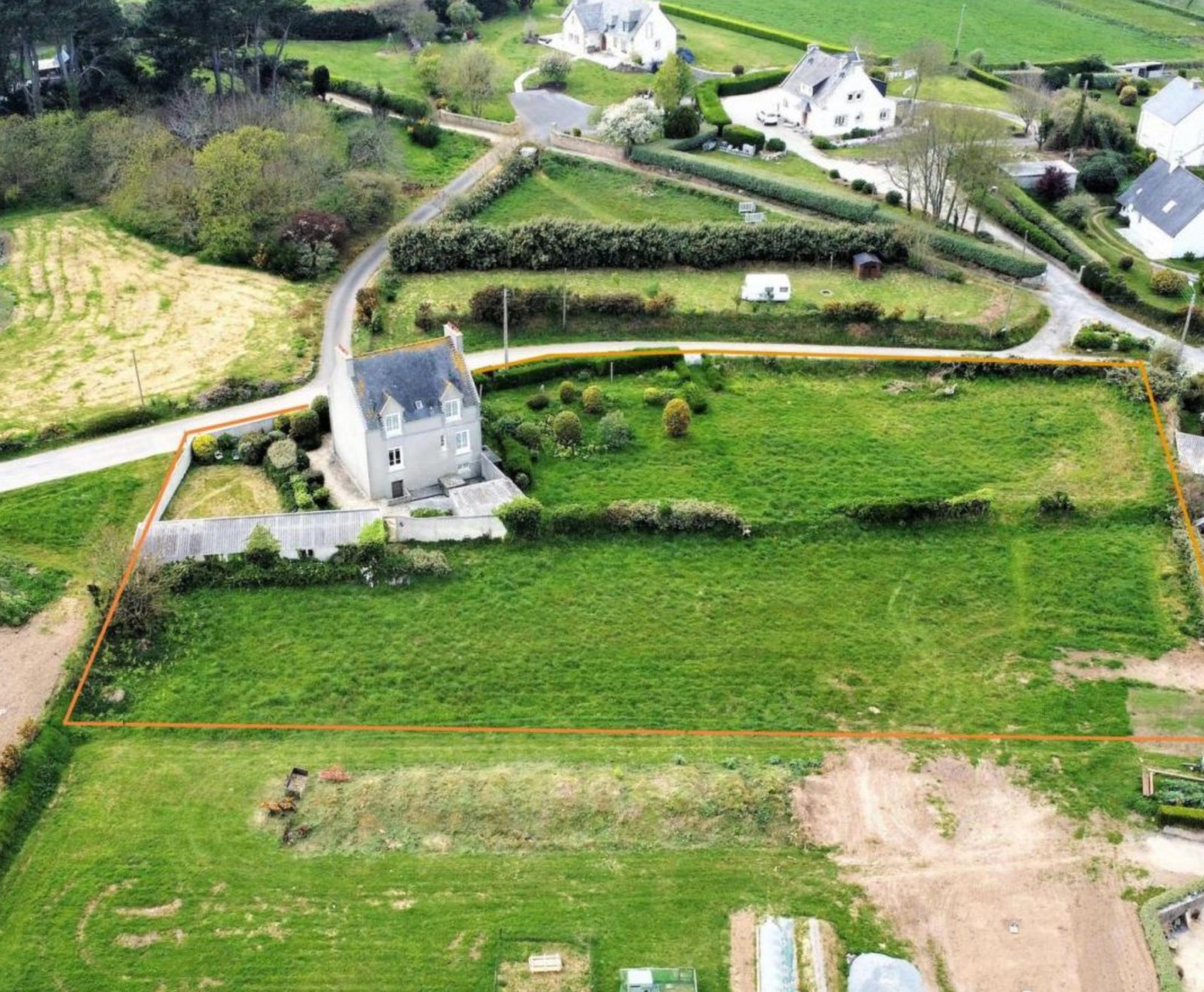 PLOUGUERNEAU : proche mer, jolie propriété avec batisse 5 chambres à rénover, dépendances, garage et 4000m² de terrain