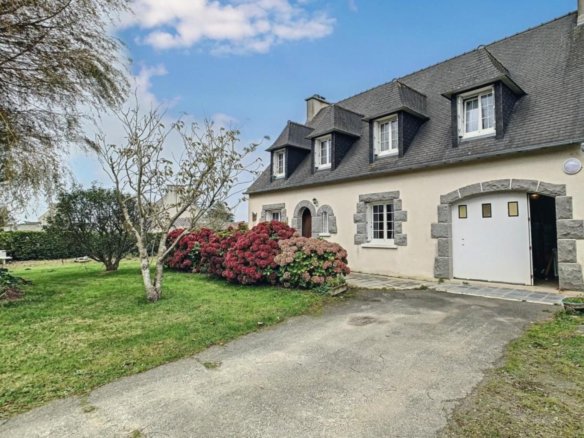 JOLIE PROPRIETE AVEC MAISON 150M² ET PARC DE 2100M² A 400M DES PLAGES