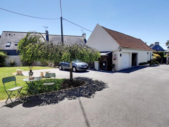 GUIPAVAS : Jolie propriété de caractère avec 3 chambres, une suite parentale, double garage, atelier et jardin clos