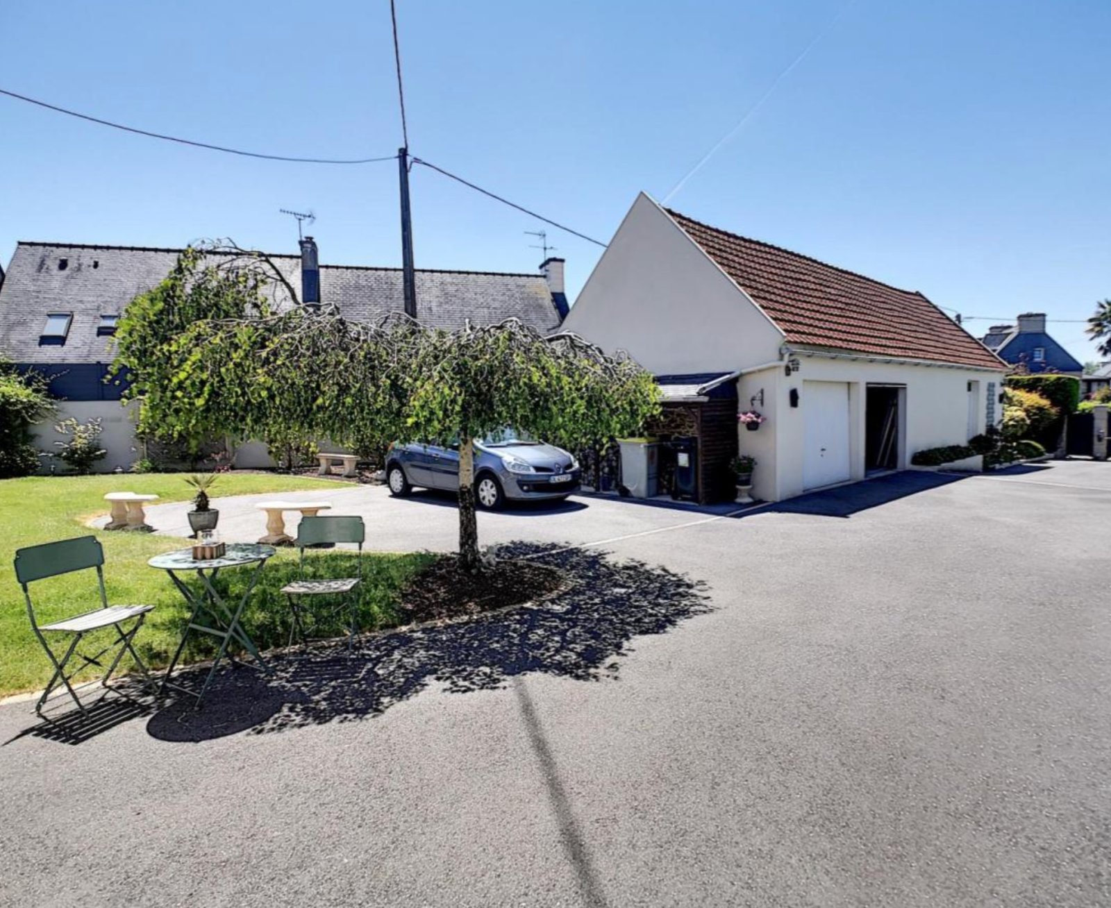 c4221-b2505708-r6216-49160-0.jpg GUIPAVAS : Jolie propriété de caractère avec 3 chambres, une suite parentale, double garage, atelier et jardin clos