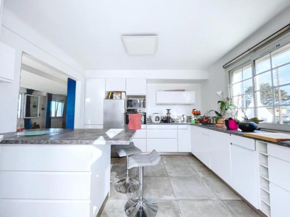 SAINT RENAN CENTRE : Jolie maison familiale de 140m2 sur sous sol complet avec terrain constructible.