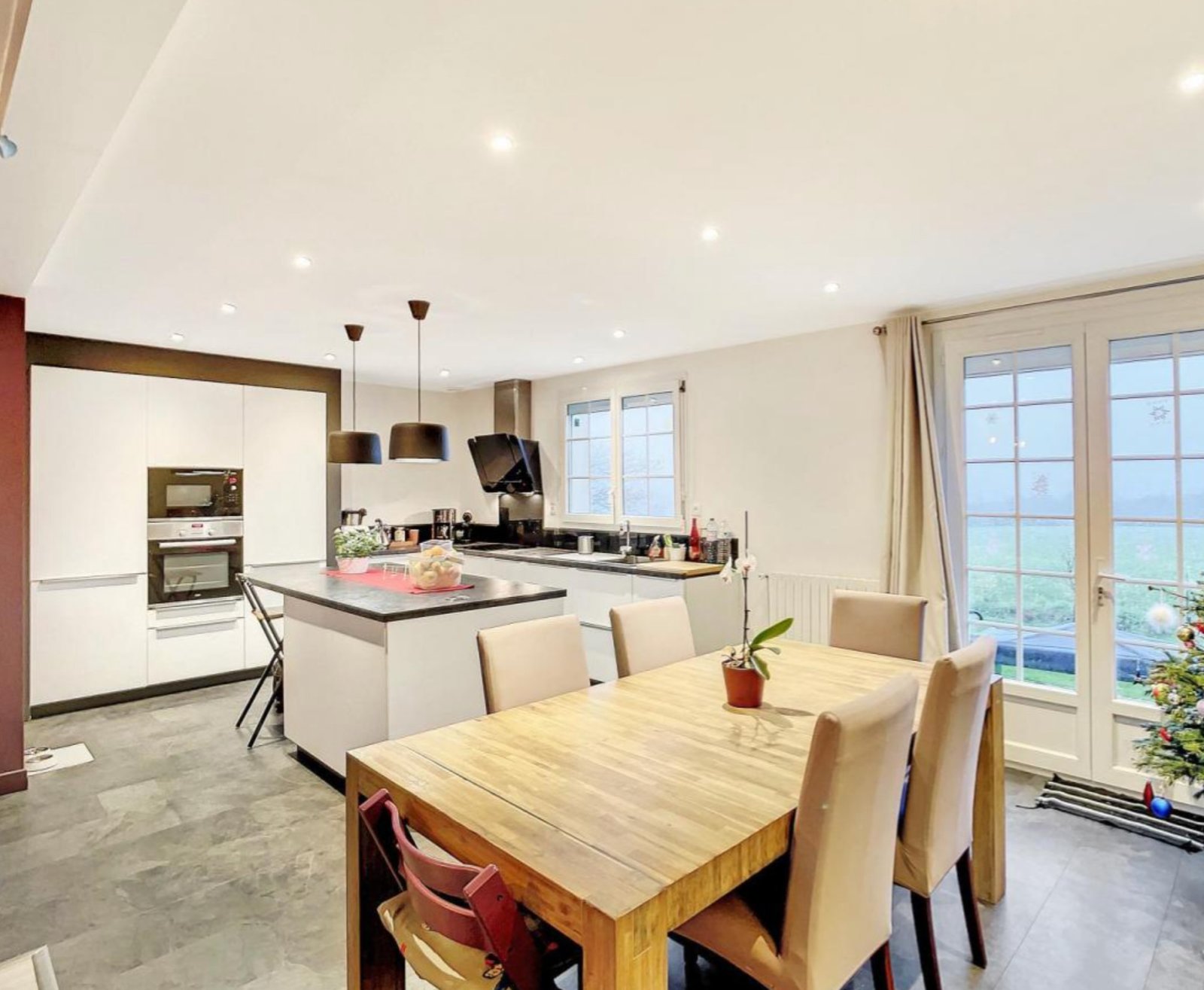 SAINT-RENAN : jolie propriété avec maison individuelle t5 bis, sous-sol complet et grand jardin