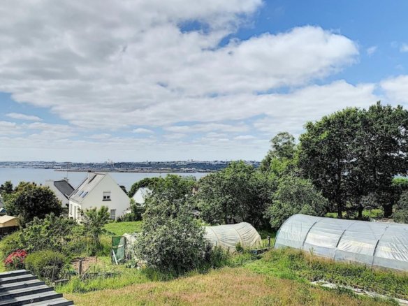 PLOUGASTEL : bel ensemble immobilier sur terrain 1800m² avec vue rade
