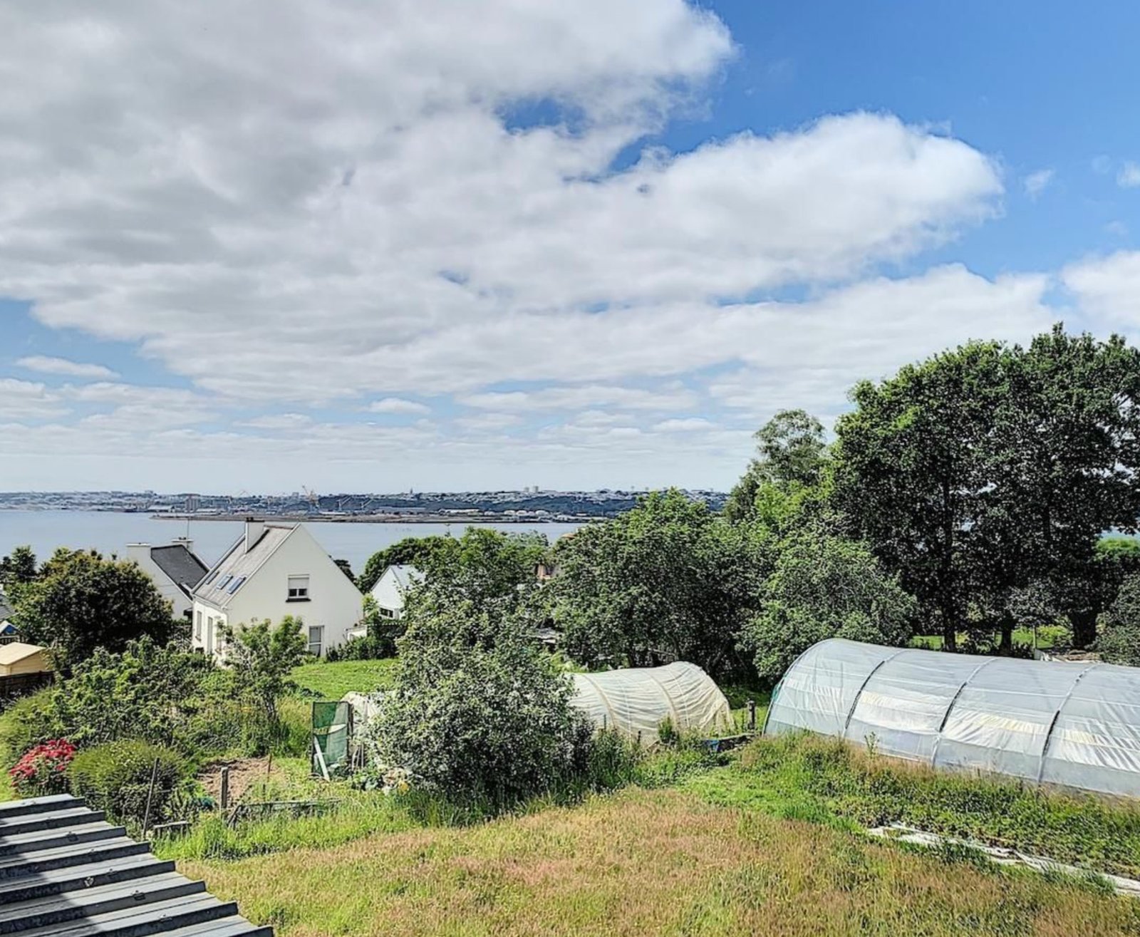 PLOUGASTEL : bel ensemble immobilier sur terrain 1800m² avec vue rade