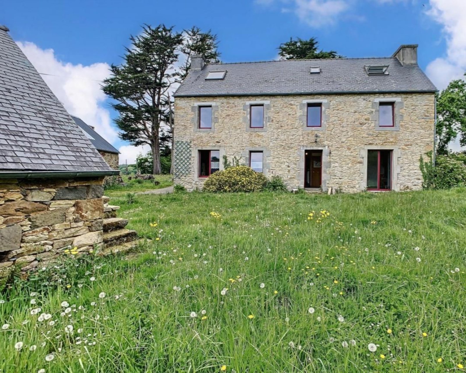 PLOUGASTEL-DAOULAS : grande propriété 1 hectare avec demeure, longères et dépendances aménageables