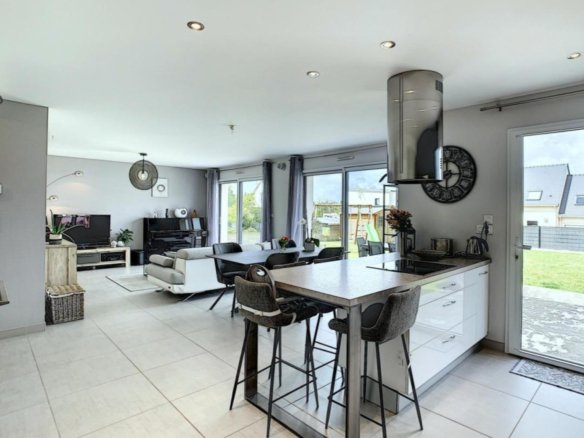 GUIPAVAS : jolie propriété avec contemporaine 4 chambres, garage, parking, terrasse et grand jardin clos