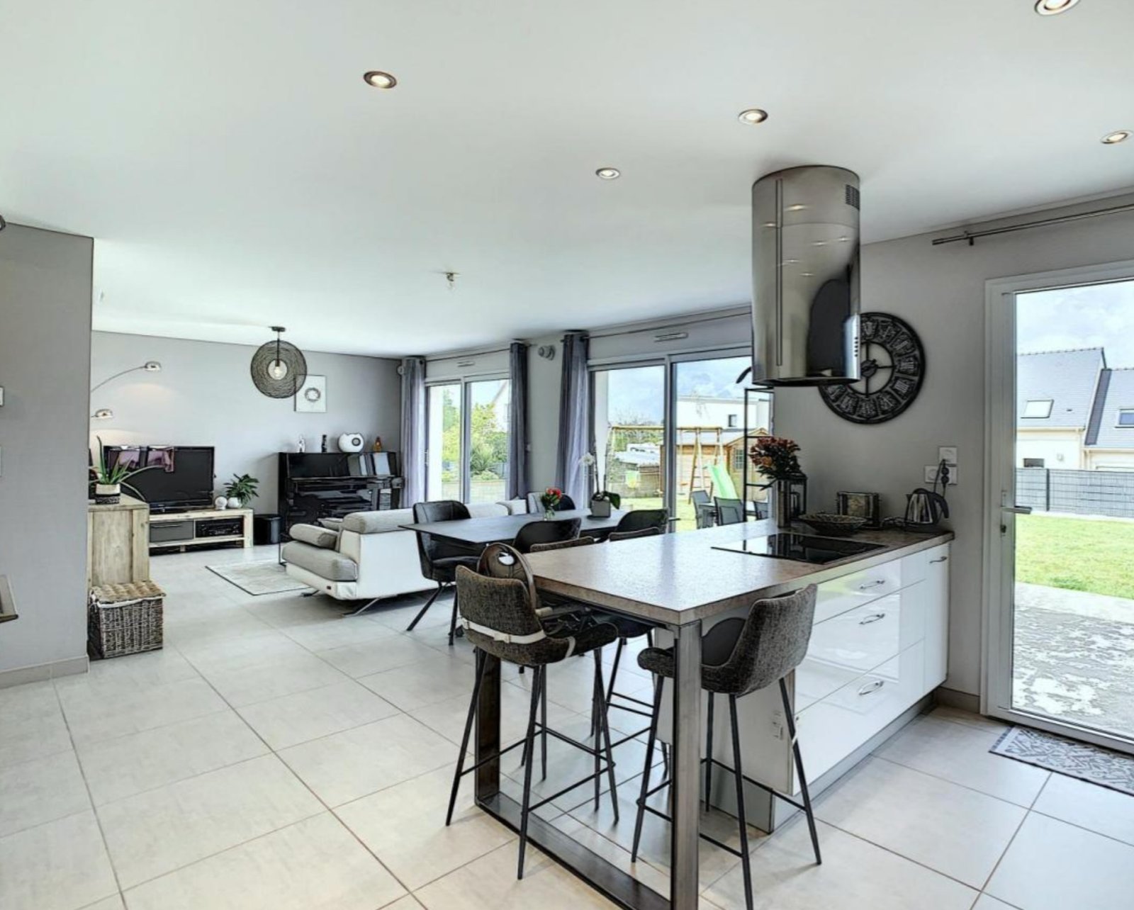 GUIPAVAS : jolie propriété avec contemporaine 4 chambres, garage, parking, terrasse et grand jardin clos