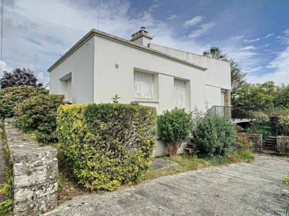 BREST : en impasse, belle maison T6 de plain-pied avec sous-sol complet et joli jardin arboré