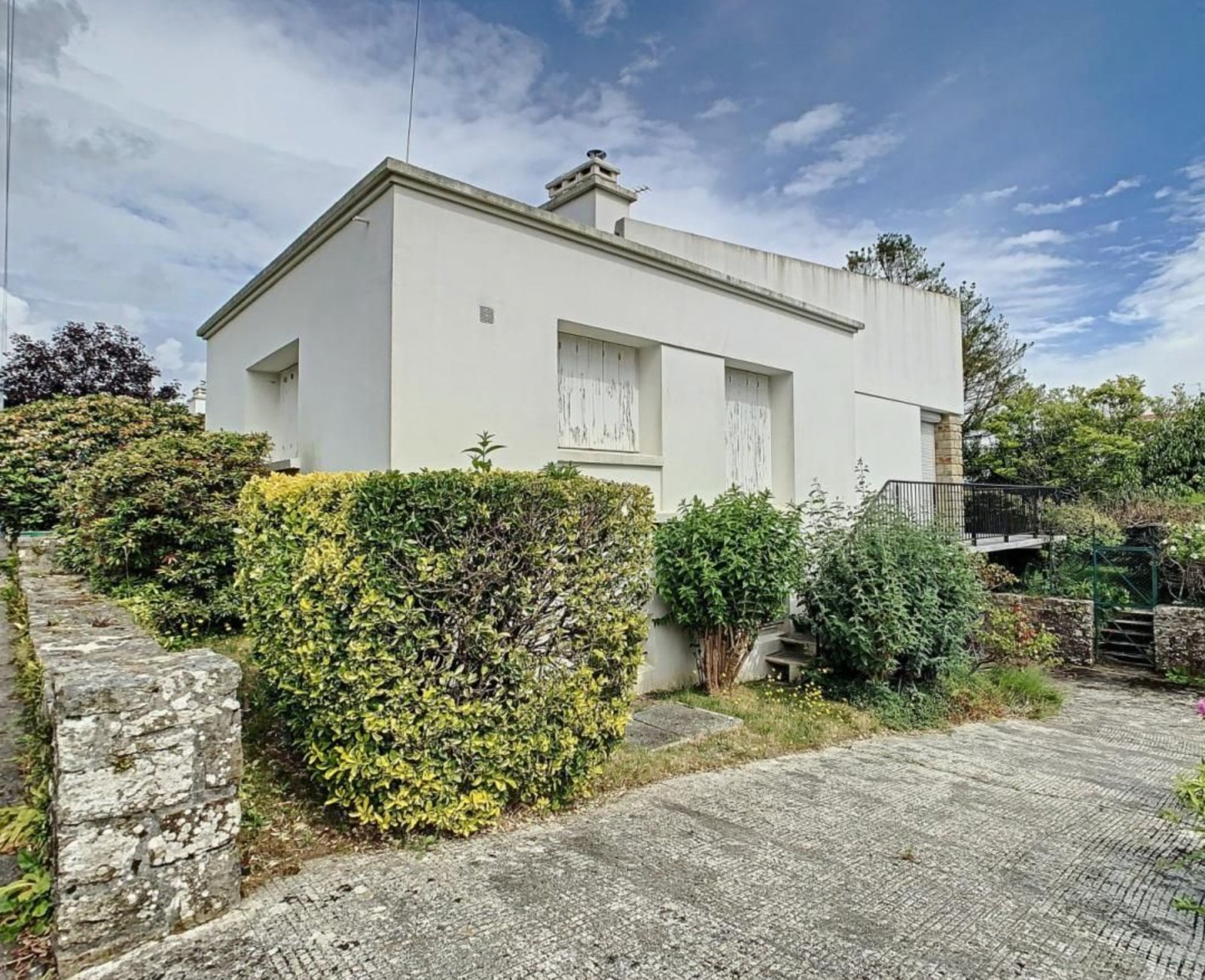 BREST : en impasse, belle maison T6 de plain-pied avec sous-sol complet et joli jardin arboré
