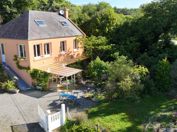 LA FOREST-LANDERNEAU: Ravissante propriété au bord de l’eau sur 1900 m² avec T2 indépendant – VENTE EN VIAGER