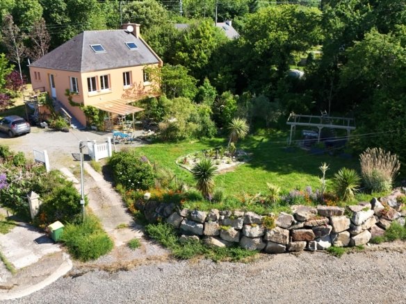 LA FOREST-LANDERNEAU: Ravissante propriété au bord de l’eau sur 1900 m² avec T2 indépendant – VENTE EN VIAGER