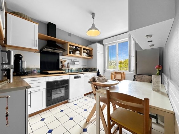 BREST : charmante maison non mitoyenne avec garage sous-sol, pergola et jardin clos