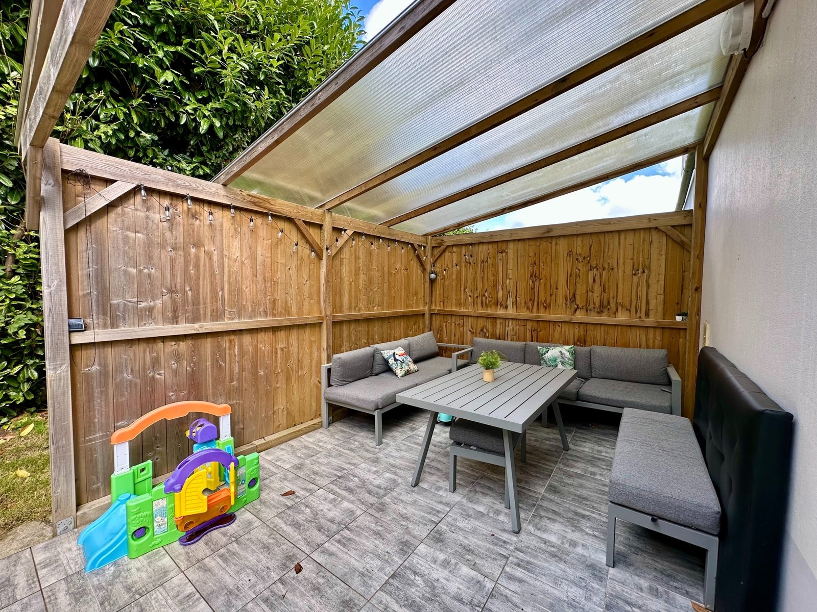 BREST : charmante maison non mitoyenne avec garage sous-sol, pergola et jardin clos