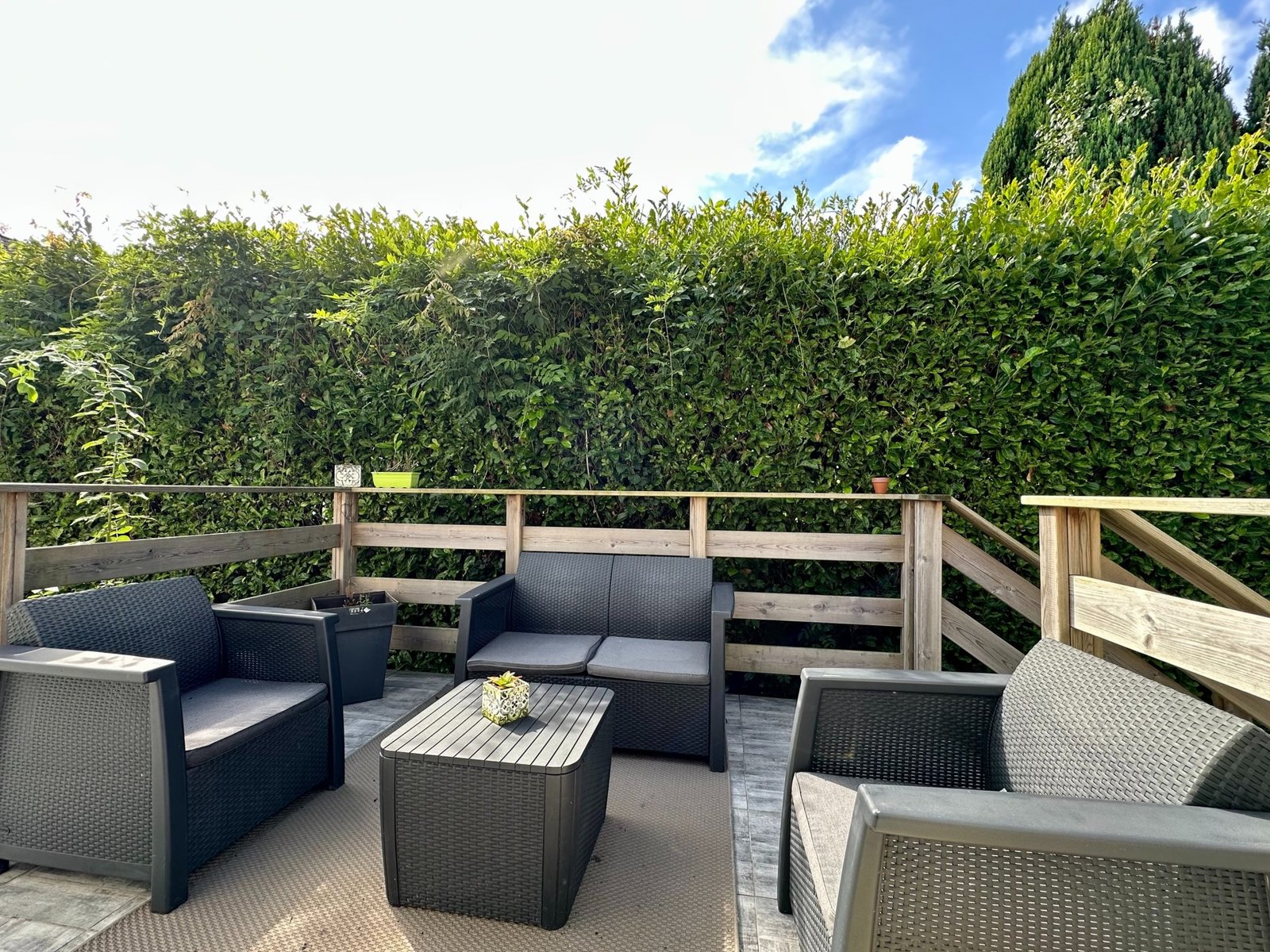 BREST : charmante maison non mitoyenne avec garage sous-sol, pergola et jardin clos