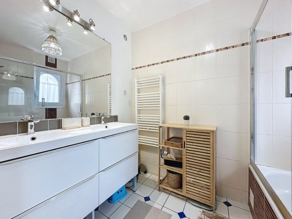 BREST : charmante maison non mitoyenne avec garage sous-sol, pergola et jardin clos