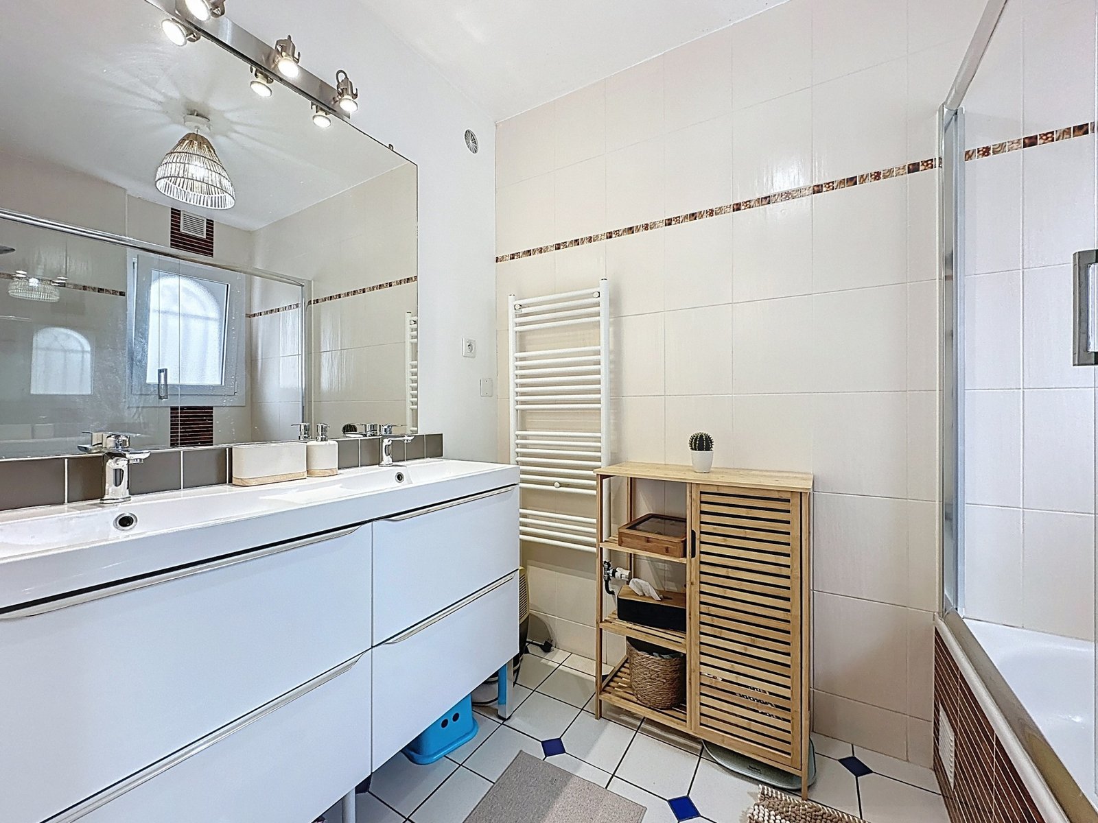 BREST : charmante maison non mitoyenne avec garage sous-sol, pergola et jardin clos