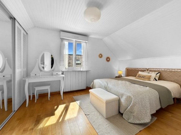 BREST : charmante maison non mitoyenne avec garage sous-sol, pergola et jardin clos